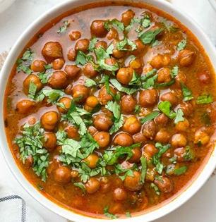 ऑफिसच्या डबा होईल टेस्टी, करा चमचमीत चना मसाला! रस्सा दाट आणि चव झणझणीत