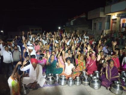 Honda Morcha of the Chandak: - In the evening at 7 pm, empty pots are prohibited | चांदकमधील महिलांचा हंडा मोर्चा-: सायंकाळी सात वाजता रिकामी भांडी मांडून निषेध