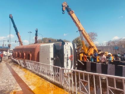 Tanker overturns in Chandannagar; Traffic jam for five hours due to oil spill on city roads | Pune: चंदननगरमध्ये टँकर उलटला; नगर रस्त्यावर तेल सांडल्याने पाच तास वाहतूक कोंडी