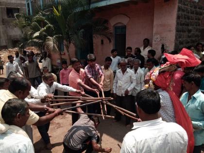 Kolhapur: It is also celebrated as a Padva in Chandur | कोल्हापूर : चंदूर येथे पाडवा असाही केला जातो साजरा..डोक्यावर मुकुट..हातात काठ्या