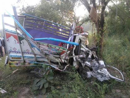 3 killed, 3 seriously injured in truck crash | विरुद्ध दिशेने येणा-या ट्रकच्या धडकेत 3 ठार  4 जण गंभीर जखमी 