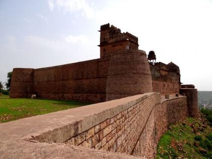 After 30 hours of trekker stuck on Chanderi fort, | चंदेरी गडावर अडकलेल्या ट्रेकरची ३० तासांनंतर सुटका