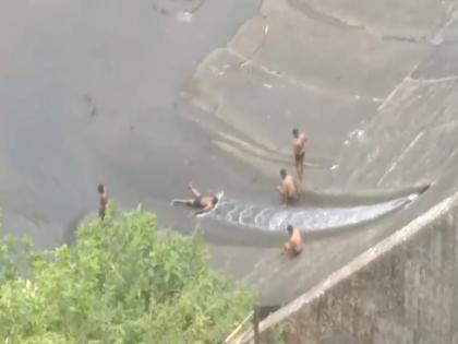 Tourists riot near Chandoli dam's spillway in Sangli, security system ineffective  | Sangli: चांदोली धरणाच्या सांडव्याच्या भिंतीजवळ पर्यटकांचा धिंगाणा, सुरक्षा यंत्रणा कुचकामी 