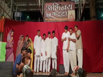 'Chandra', the stage presentation of narayan suvarna on Thane | ठाण्यातील अभिनय कट्ट्यावर ऩारायण सुर्वेंच्या कवितांचे रंगमंचिय प्रस्तुतीकरण 'चंद्रा' 