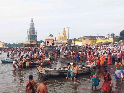 Dindyas from all corners of the state entered Pandharpur; Crowd of devotees to bathe in the moon | राज्याच्या कानाकोपऱ्यातील दिंड्या पंढरपुरात दाखल; चंद्रभागेत स्नान करण्यासाठी भाविकांची गर्दी