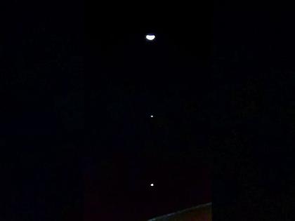 Moon, Venus, and Jupiter All three in a line form the perfect trifecta in sky | आकाशात चंद्रासाेबत गुरु व शुक्राची युती; तिन्ही प्रतिमा एका रेषेत