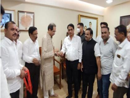 Shiv Sena: Challenge to Shinde group spokesperson Deepak Kesarkar, the big leader of Sawantwadi tied Shivbandhan on his hands | Shiv Sena: शिंदे गटाचे प्रवक्ते दीपक केसरकरांना आव्हान, सावंतवाडीतील बड्या नेत्याने हाती बांधलं शिवबंधन