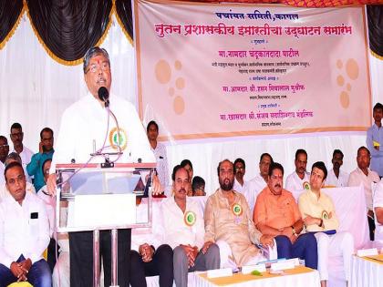 chandrakant patil inaugurate new building of kagal panchayat samiti | पंचायत समिती सदस्यांच्या मानधनासाठी प्रयत्न करू - चंद्रकांत पाटील