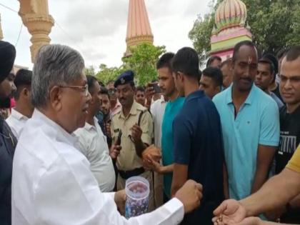 Why did Chandrakant Patil distributed chocolates to everyone reason not clear rajya sabha dehu pm narendra modi visit | चंद्रकांत पाटील यांच्याकडून देहूत कामाचा आढावा; चॉकलेट्सही वाटली, पण का?