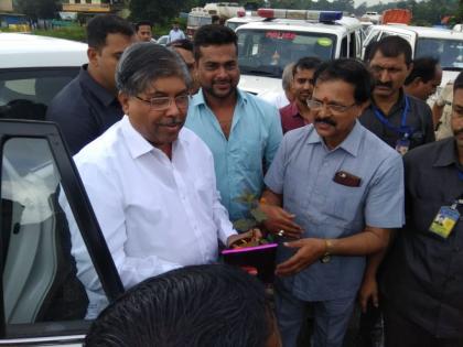 chandrakant patil inspects potholes on mumbai goa highway | सार्वजनिक बांधकाम मंत्री चंद्रकांत पाटील यांच्या मुंबई-गोवा महामार्ग खड्डे पाहणी दौऱ्याला सुरुवात