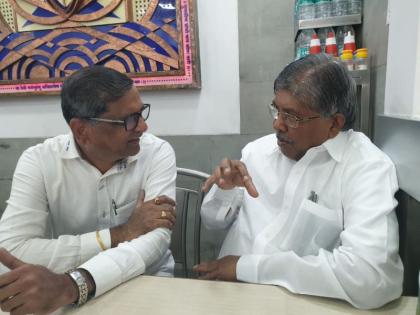 Revenue minister Chandrakant Patil Eat Batadevada in LaaduSamrat at Lal Bagh | ...जेव्हा महसूल मंत्री चंद्रकांत पाटील लालबागमध्ये खातात बटाटेवडा