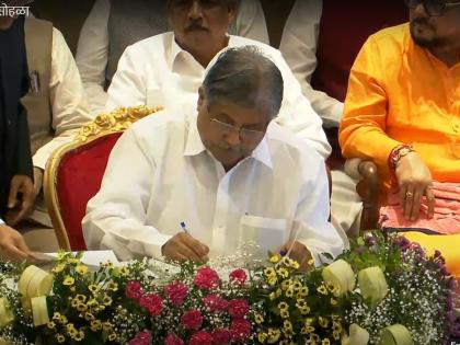 Chandrakant Patil took oath as Minister from Pune district | पुण्याला एकच मंत्रिपद, चंद्रकांत पाटलांनी घेतली शपथ; इतरांना संधी नाहीच!