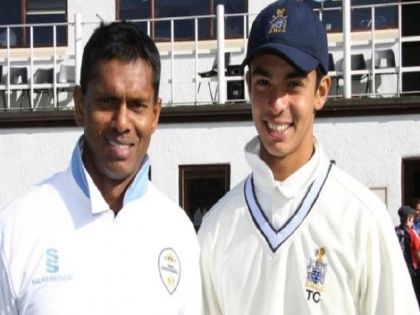 Father Shivnarine Chanderpaul runs out son Tagenarine Chanderpaul | क्रिकेटच्या मैदानावर अनोखी घटना, बापाने केले मुलाला धावबाद