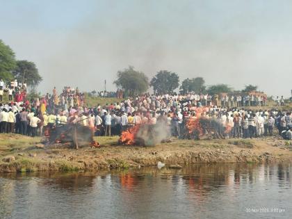 Chandrapur: Mukhagni was given to 'the' three by Sasrunayan, the family broke the Hambarada as soon as the body was brought home. | Chandrapur: साश्रुनयनांनी 'त्या' तिघांना देण्यात आली मुखाग्नी, घरी पार्थिव आणताच कुटुंबांनी फोडला हंबरडा