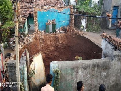 Landslide at Chandrapur Ghugus area: 112 houses in 65 thousand square meters are extremely dangerous - balu dhanorkar | Chandrapur | भुस्खलनाचा धोका असलेली घुग्घूसमधील १६० कुटुंबे स्थलांतरित