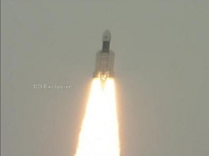 Chandrayaan-2 launch: Akshay Kumar and Raveena Tandon lead Bollywood celebs in congratulating ISRO | Chandrayaan-2: चांद्रयान-२ च्या यशस्वी मोहिमेसाठी बॉलिवूड सेलिब्रेटींनी केले इस्रोचे कौतुक