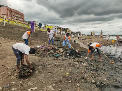 Nirdhar Foundation in Sangli city cleaned Chandrabhage in Pandharpur after Ashadhi and Kartiki Vari | चंद्रभागेच्या तीरी रंगला सांगलीच्या स्वच्छतादुतांचा मेळा, श्रमदानातून भक्तीचा गजर