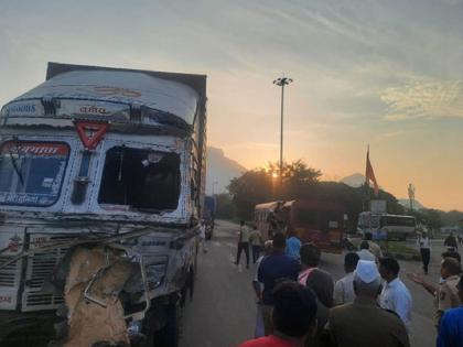 Terrible accident of ST bus and container at Chandwad Petrol Pump Chauphuli; | चांदवड पेट्रोलपंप चौफुलीवर एस.टी.बस व कंटनेरचा भीेषण अपघात; बस वाहक ठार