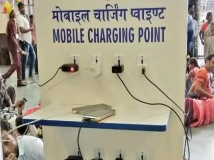 Charging mobiles at public charging points Chances of emptying the bank account | सावधान! सार्वजनिक चार्जिंग पॉईंटवर मोबाइल चार्ज करताय; बॅंक खाते रिकामे होण्याची शक्यता