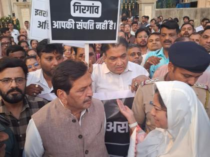 चर्नी रोड येथील केळेवाडी पादचारी पुलाचे काम रखडले; सैफी रुग्णालयाबाहेर नागरिकांचे आंदोलन - Marathi News | Work on Kelewadi pedestrian bridge at Charni Road stalled; Citizens protest outside Saifee Hospital | Latest News at Lokmat.com चर्नी रोड येथील केळेवाडी पादचारी पुलाचे काम रखडले; सैफी रुग्णालयाबाहेर नागरिकांचे आंदोलन - Marathi News | Work on Kelewadi pedestrian bridge at Charni Road stalled; Citizens protest outside Saifee Hospital | Latest News at Lokmat.com