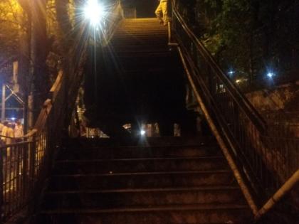 The part of the bridge steps in the municipal limits of Churni road station collapsed; One injured | चर्नी रोड स्थानकाजवळील पुलाच्या पायऱ्यांचा भाग कोसळला; एक जण जखमी