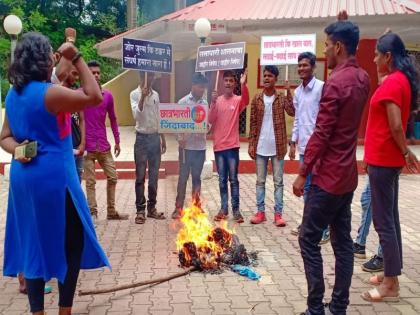  Demolition of Chief Minister's statue in Nashik - Students declare protest against student's stick | नाशकात मुख्यंत्र्यांच्या प्रतीकात्मक पुतळ्याचे दहन ; शिक्षकांवरील लाठीराच्या निषेधार्थ छात्रभारतीची घोषणाबाजी