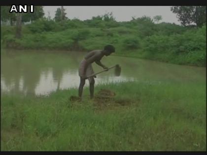 To solve the problem of water in the village, he built 27 years of land by digging the lake | गावातील पाण्याचा प्रश्न दूर करण्यासाठी त्याने 27 वर्ष जमीन खोदून तयार केला तलाव