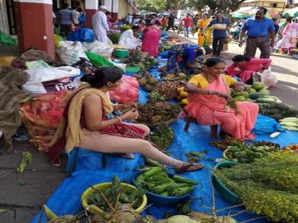 Even the night with the fourth quarter of the market runs | दिवसा बरोबर रात्री सुद्धा चालतो म्हापशातील चतुर्थीचा बाजार 