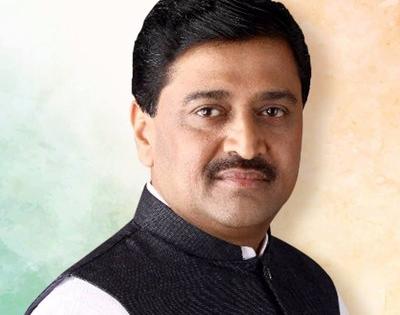 Decrease in petrol prices, the government's criticism - criticism of Ashok Chavan | पेट्रोल दरात घट म्हणजे सरकारची बनवाबनवी - अशोक चव्हाण यांची टीका