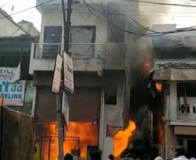 Woman dies in fire at warehouse at Sadar Chhawani in Nagpur | नागपूरच्या सदर छावणी येथील गोदामाला लागलेल्या आगीत महिलेचा मृत्यू