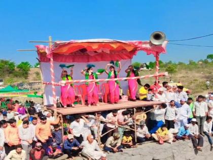 Marathi cheer girls dancing in bullock cart race in Khed taluka | Video: खेड तालुक्यातील बैलगाडा शर्यतीत नाचल्या मराठमोळ्या चिअर गर्ल्स; रंगतदार प्रकाराची सर्वत्र चर्चा