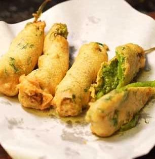 बाहेरून कुरकुरीत आणि आतून चिजी! स्पेशल गरमागरम मिरची भजी, संध्याकाळच्या चहासोबत मस्त बेत- सोपी रेसिपी