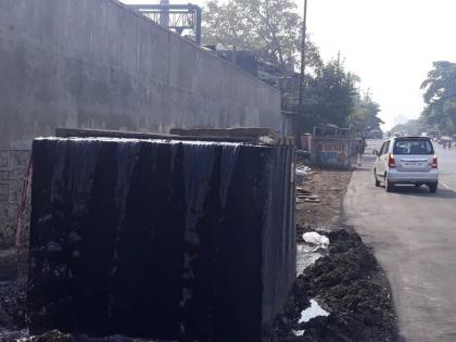 Chemical water on road in dombivali | खंबाळपाडा परिसरात रासायनिक पाणी रस्त्यावर; परिसरात दुर्गंधी