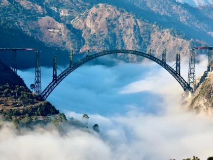 Travel tips: केवळ अद्भूत! ढगांच्या वरुन जातोय हा ब्रीज, परदेशात नव्हे आहे भारतात 'या' ठिकाणी