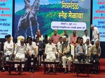 Ajit Pawar group MLA Chetan Tupe on the dais with Sharad Pawar | Chetan Tupe: अजित पवार गटाचे आमदार चेतन तुपे शरद पवार यांच्याबरोबर व्यासपीठावर