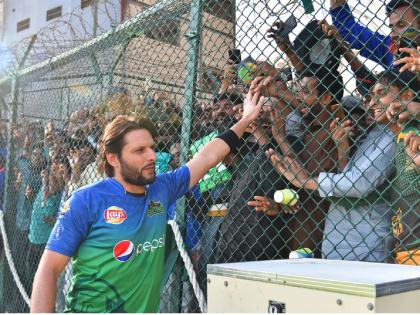 Shahid Afridi "One-day cricket has become quite boring now. I would suggest to cut ODI cricket from 50 overs to 40 overs inorder to make it entertaining." | Shahid Afridi : वन डे क्रिकेट कंटाळवाणे, ४० षटकांचा सामना खेळवा; शाहिद आफ्रिदीने सल्ला देताना पाकिस्तानी चाहत्यांची काढली अक्कल