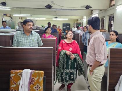 CEO Shubham Gupta's 'Surprise Visit' to Education Department | सीईओ शुभम गुप्ता यांची शिक्षण विभागात 'सरप्राईज व्हिजिट'