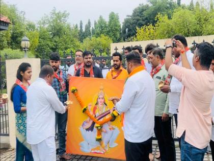 BHAYUM's Saraswati Pujan and Aarti at the gate of Chhagan Bhujbal Farm in Nashik, a novel protest against that statement | नाशिकमध्ये भुजबळ फार्मच्या गेटवर भाजयुमोचे सरस्वती पुजन आणि आरती, त्या विधानाचा अभिनव निषेध