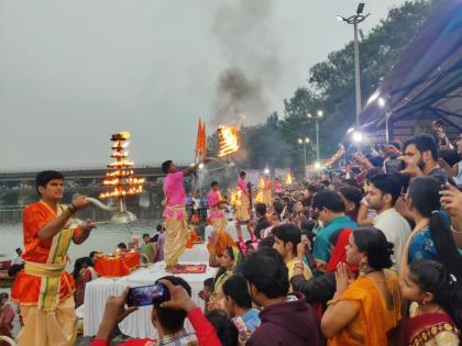 Pimpri Chinchwad: Chhath Mahapuja: Grand Ganga Aarti Devotees throng | Pimpri Chinchwad: छठ महापुजा निमित भव्य गंगा आरती, भाविकांची अलोट गर्दी 