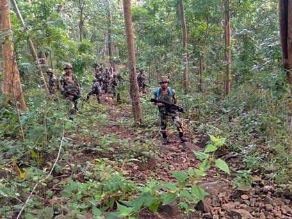 23 Naxalites surrendered together in Sukma, Chhattisgarh, carrying a bounty of Rs 1.18 crore | छत्तीसगडच्या सुकमामध्ये २३ नक्षलवाद्यांनी एकत्र आत्मसमर्पण केले, त्यांच्यावर १.१८ कोटी रुपयांचे होते बक्षीस