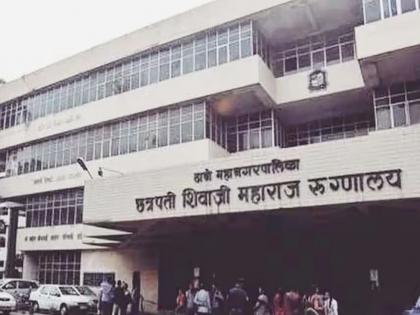 Prisoners convicted of fraud break out of jail and drink alcohol for four hours | फसवणुकीच्या गुन्ह्यातील कैद्यांनी चार तास ढोसली दारू! ऑन ड्युटी नसलेल्या पाेलिस हवालदाराचा ‘हात’ Prisoners convicted of fraud break out of jail and drink alcohol for four hours | फसवणुकीच्या गुन्ह्यातील कैद्यांनी चार तास ढोसली दारू! ऑन ड्युटी नसलेल्या पाेलिस हवालदाराचा ‘हात’