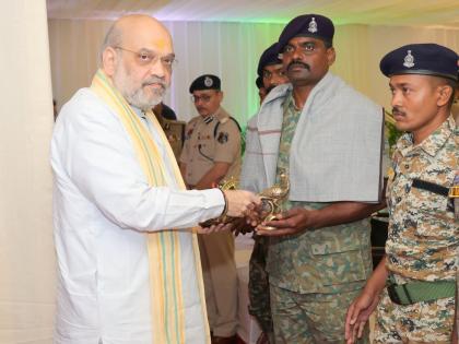 Modi government resolves to make country Naxal-free till 31 March 2026 says Amit Shah | 'या' तारखेपर्यंत देश नक्षल मुक्त करणार, मोदी सरकारचा संकल्प; अमित शाह यांनी 'त्या' जवानांना केलं सन्मानित 