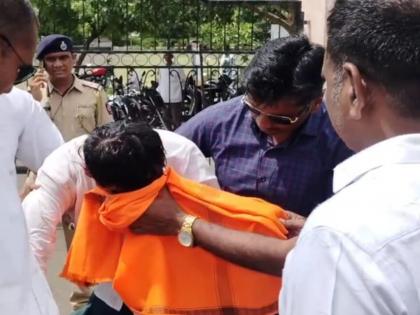 Camp worker attempts self-immolation to demand resignation of Agriculture Minister in Latur | लातुरात कृषिमंत्र्यांच्या राजीनाम्यासाठी छावा कार्यकर्त्याकडून आत्मदहनाचा प्रयत्न Camp worker attempts self-immolation to demand resignation of Agriculture Minister in Latur | लातुरात कृषिमंत्र्यांच्या राजीनाम्यासाठी छावा कार्यकर्त्याकडून आत्मदहनाचा प्रयत्न