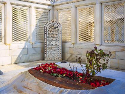 Security increased near Aurangzeb's tomb SRPF deployed, Bajrang Dal had warned | औरंगजेबाच्या कबरीजवळ सुरक्षा वाढवली; एसआरपीएफ तैनात, बजरंग दलाने इशारा दिला होता Security increased near Aurangzeb's tomb SRPF deployed, Bajrang Dal had warned | औरंगजेबाच्या कबरीजवळ सुरक्षा वाढवली; एसआरपीएफ तैनात, बजरंग दलाने इशारा दिला होता