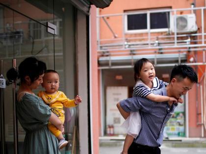 China's strange decision due to declining population; Big offer for unmarried couples | घटत्या लोकसंख्येमुळे चीनचा अजब निर्णय; लग्न न झालेल्या जोडप्यांना दिली मोठी ऑफर