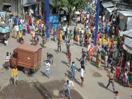 throwing stones in chichwad 'containment zone' ; breaking chairs and Police vehicles damaged | चिंचवडला 'कन्टेन्मेंट झोन'मध्ये दगडफेक, खुर्च्या तोडून पोलिसांच्या वाहनांचे केले नुकसान