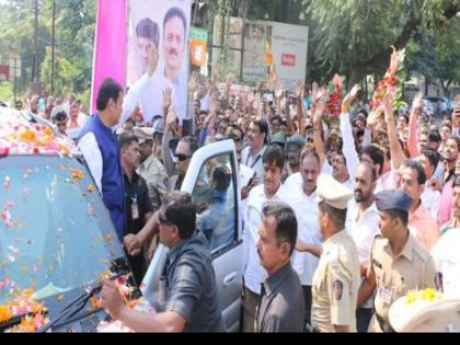 Chief Minister Devendra Fadnavis welcomed the company workers | जळगावात मुख्यमंत्री देवेंद्र फडणवीस यांचे पुष्पवृष्टी करीत कंपनी कामगारांनी केले स्वागत