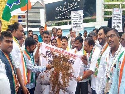 Congress aggressive against the grand coalition government, 'mud throw' movement in Pimpri-Chinchwad | महायुती सरकारच्या विरोधात काँग्रेस आक्रमक, पिंपरी-चिंचवडमध्ये 'चिखल फेको' आंदोलन