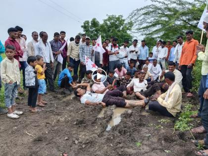 Saheb, give a road now! Tired of promises, Kolhewadi villagers rolled in the mud | साहेब, आता तरी रस्ता द्या! आश्वासनांना कंटाळलेले कोल्हेवाडी ग्रामस्थ चिखलात लोळले