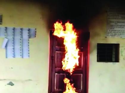 The activists of Swabhimani Shetkari Sanghatan charred the office of Jining Pressing | स्वाभीमानी शेतकरी संघटनेच्या कार्यकर्त्यांनी चिखली जिनिंग प्रेसिंगचे कार्यालय पेटविले